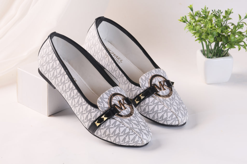 MICHAEL KORS ALICE LOGO BALLET FLAT PUMPS - WHITE