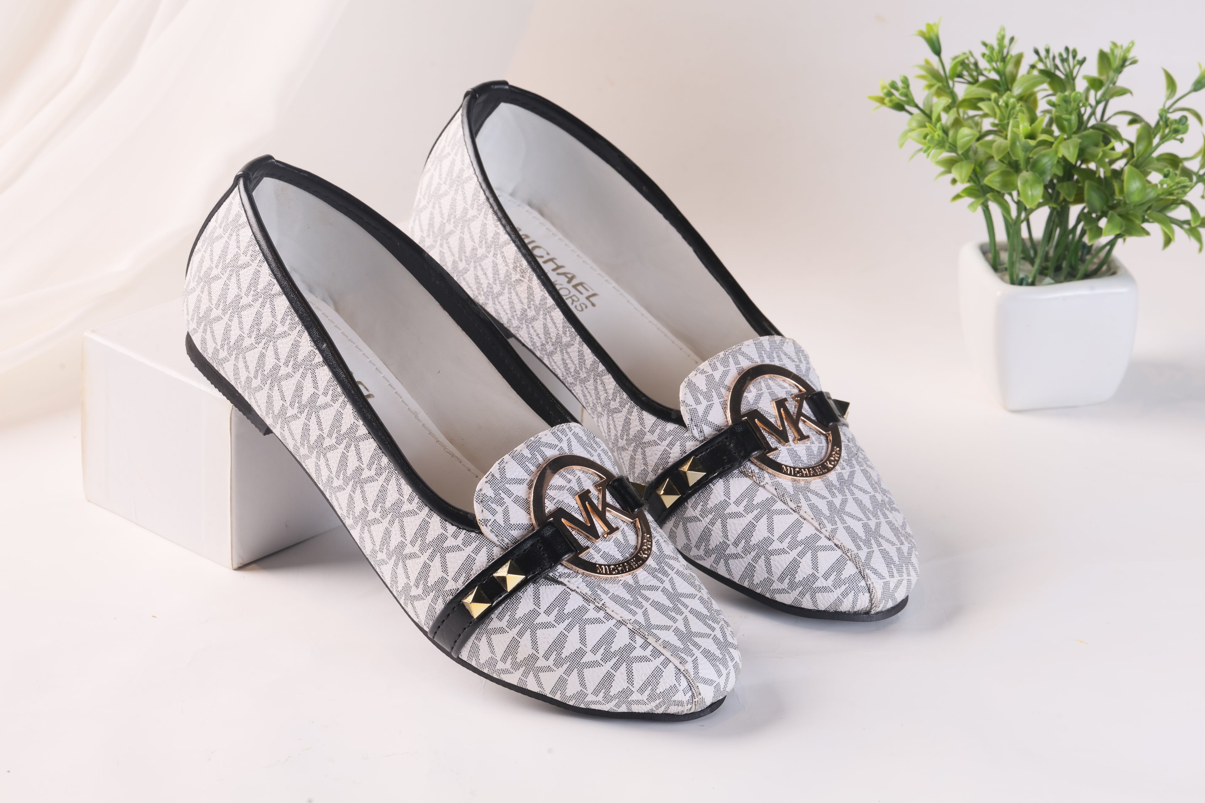 MICHAEL KORS ALICE LOGO BALLET FLAT PUMPS - WHITE