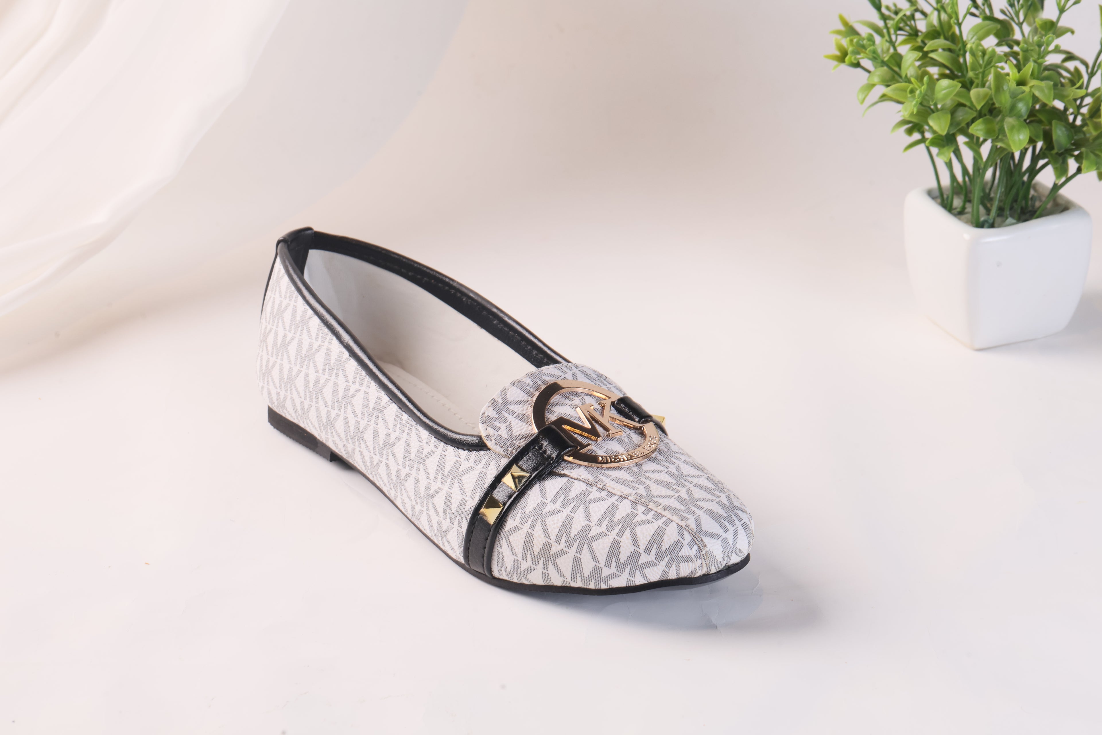 MICHAEL KORS ALICE LOGO BALLET FLAT PUMPS - WHITE