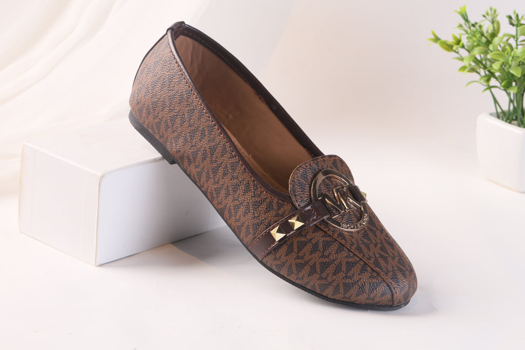 MICHAEL KORS ALICE LOGO BALLET FLAT PUMPS - BROWN