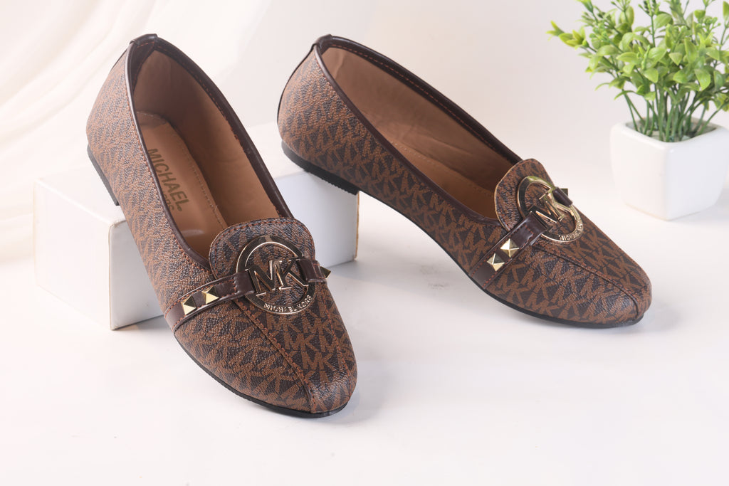 MICHAEL KORS ALICE LOGO BALLET FLAT PUMPS - BROWN