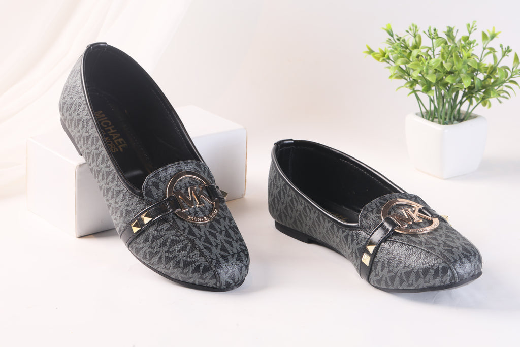 MICHAEL KORS ALICE LOGO BALLET FLAT PUMPS - BLACK
