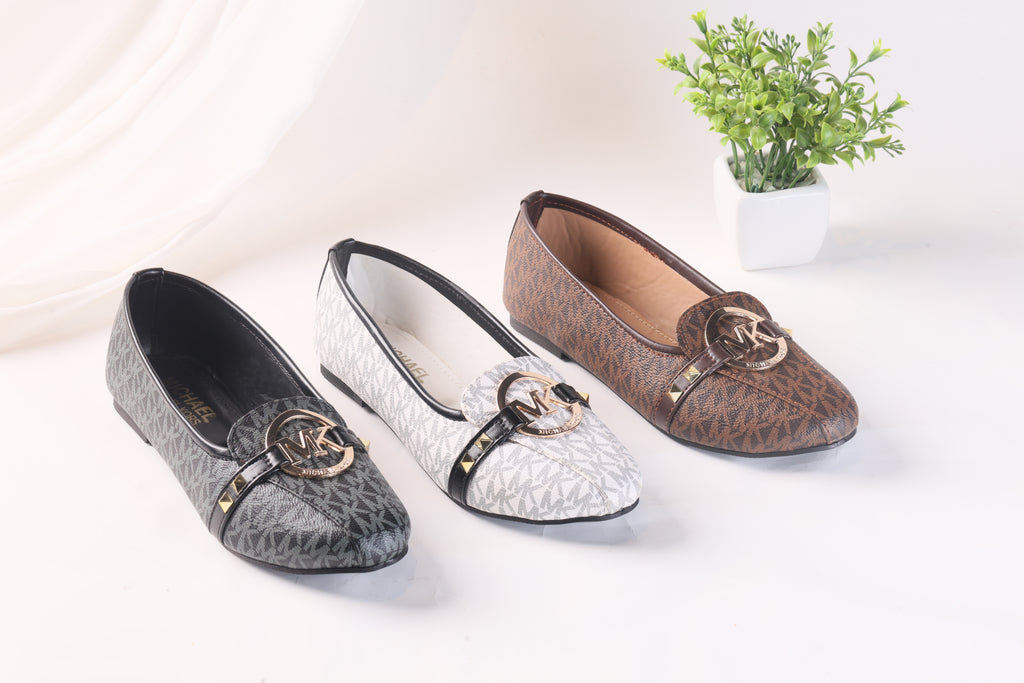 MICHAEL KORS ALICE LOGO BALLET FLAT PUMPS - WHITE