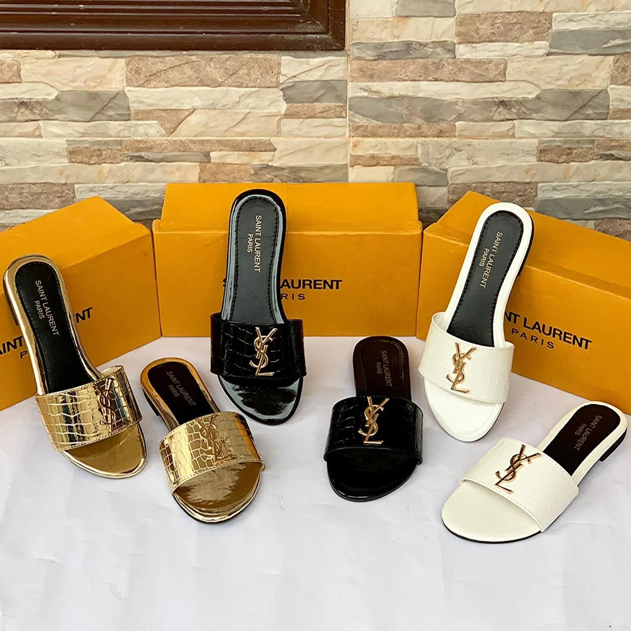 CROCODILE SLIPPERS - WHITE