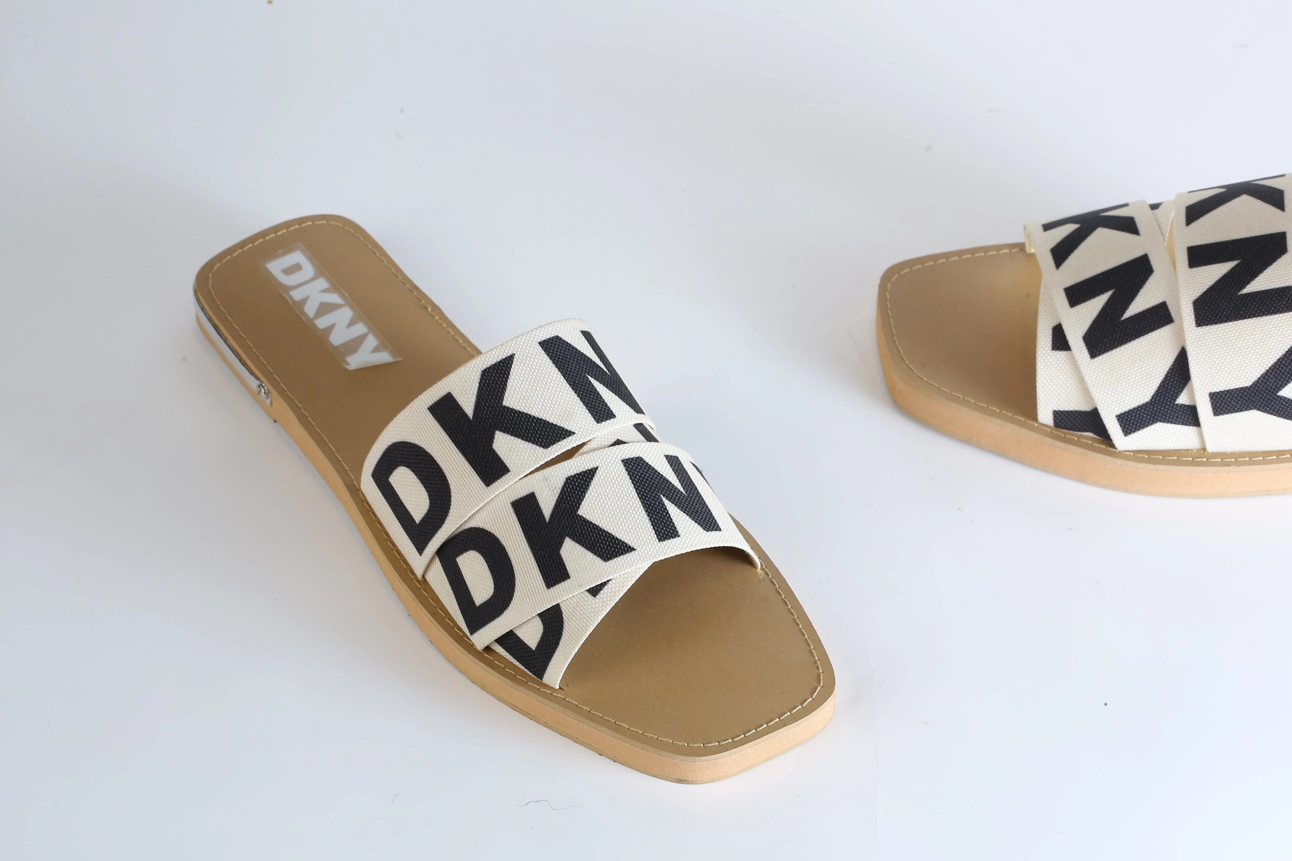 DKNY ISHA FLAT SANDAL - BEIGE