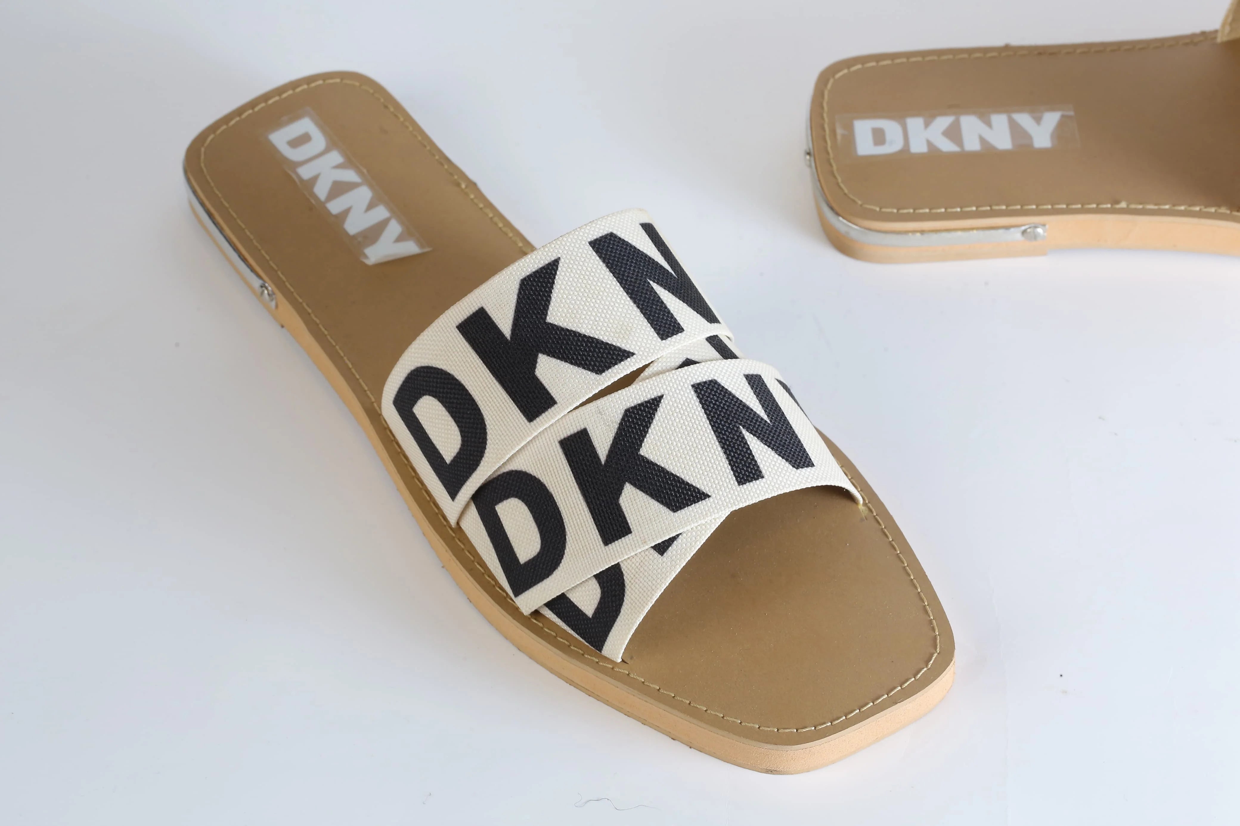 DKNY ISHA FLAT SANDAL - BEIGE