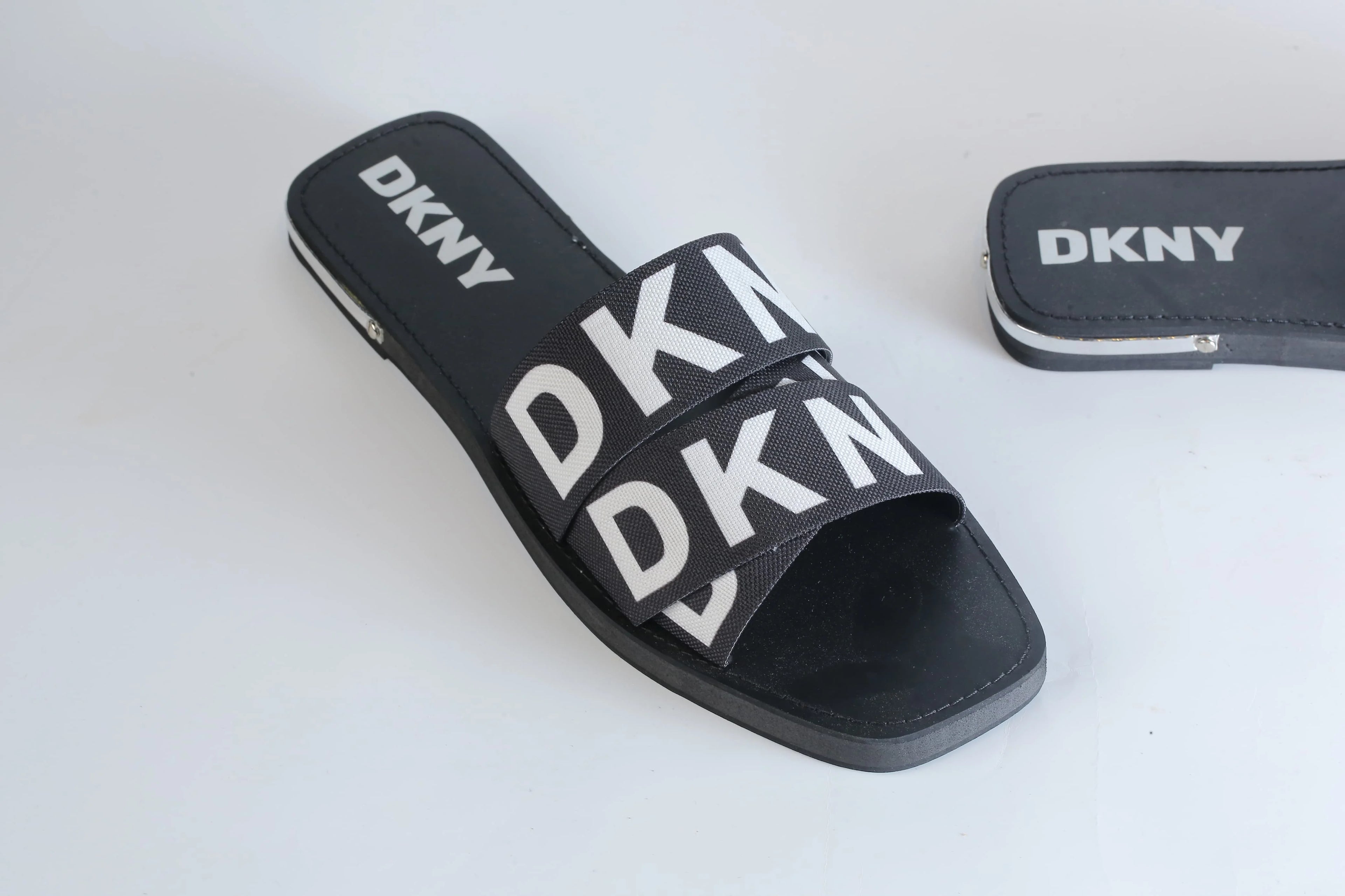 DKNY ISHA FLAT SANDAL - BLACK
