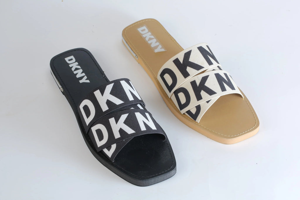 DKNY ISHA FLAT SANDAL - BLACK