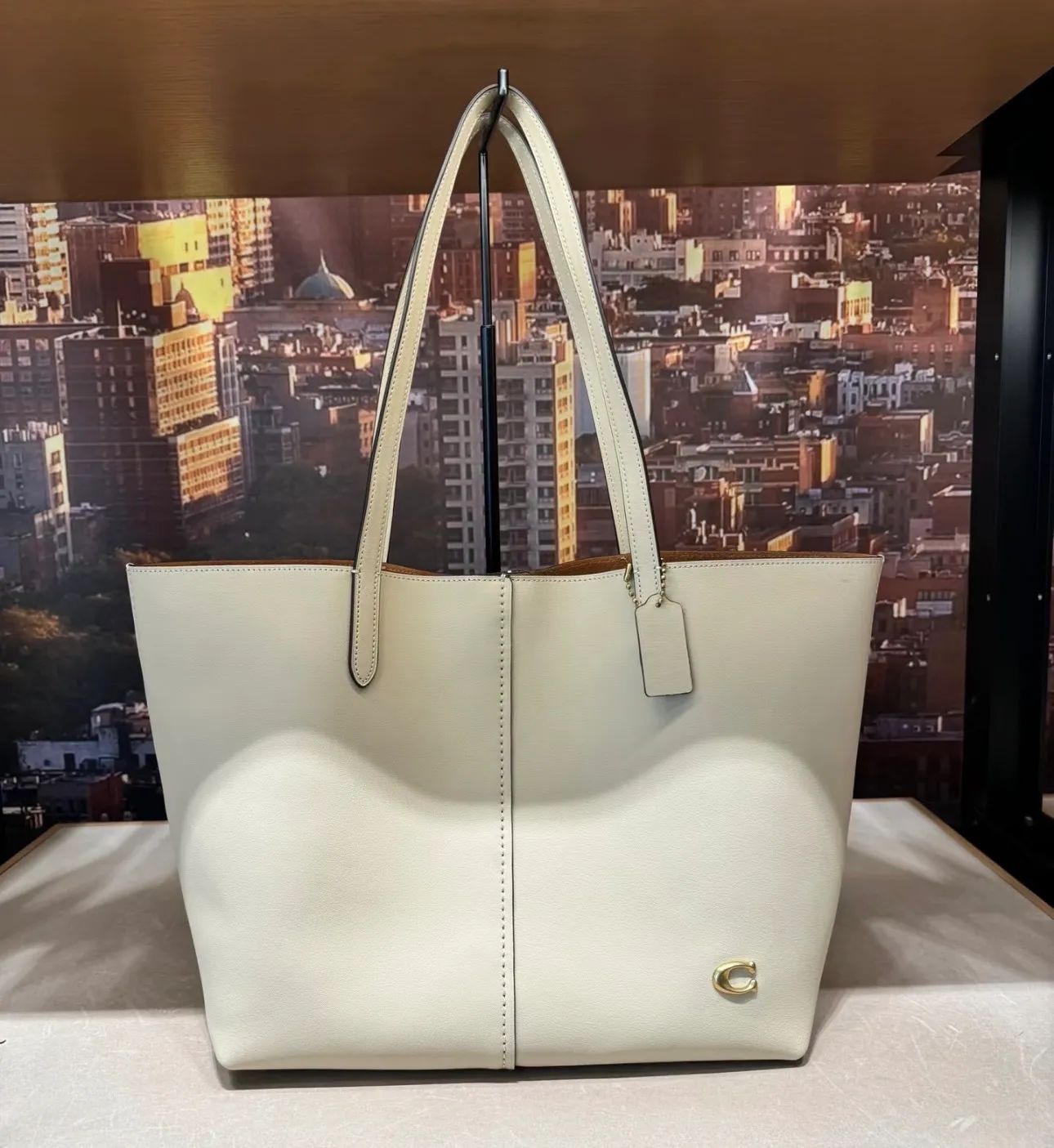 Louis Vuitton OnTheGo MM