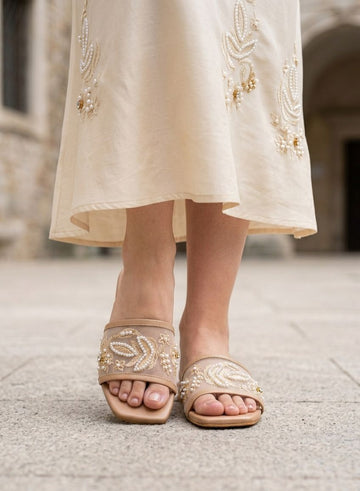 MOST VIRAL EMBROIDERY FLAT=BEIGH